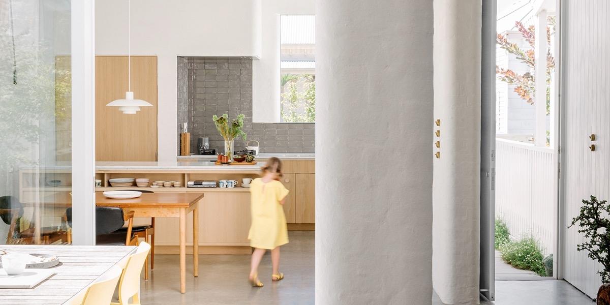 KBDi Schweigen Little Girl in Kitchen